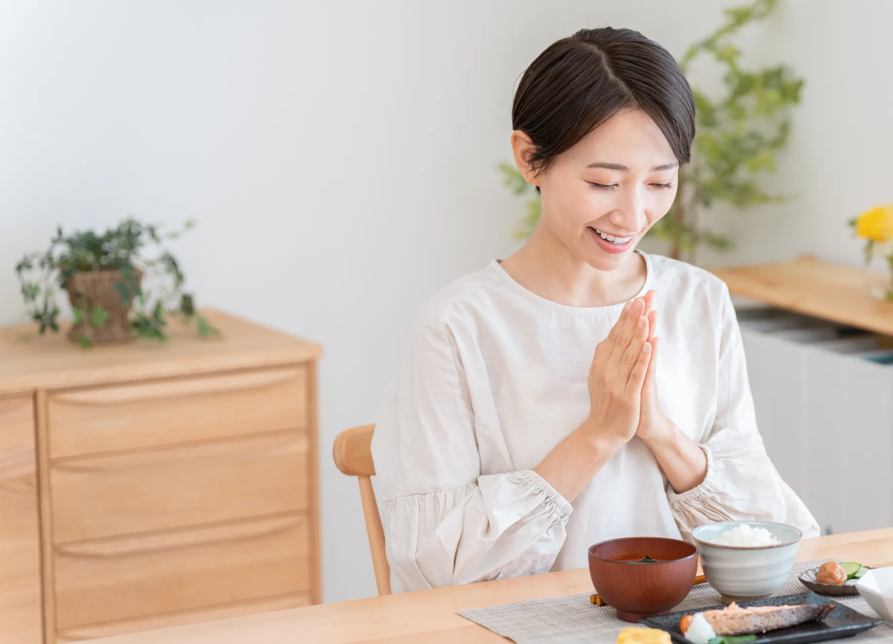 食事をする女性