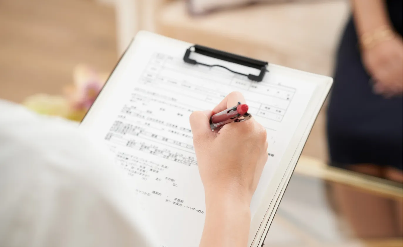 問診票を書く先生