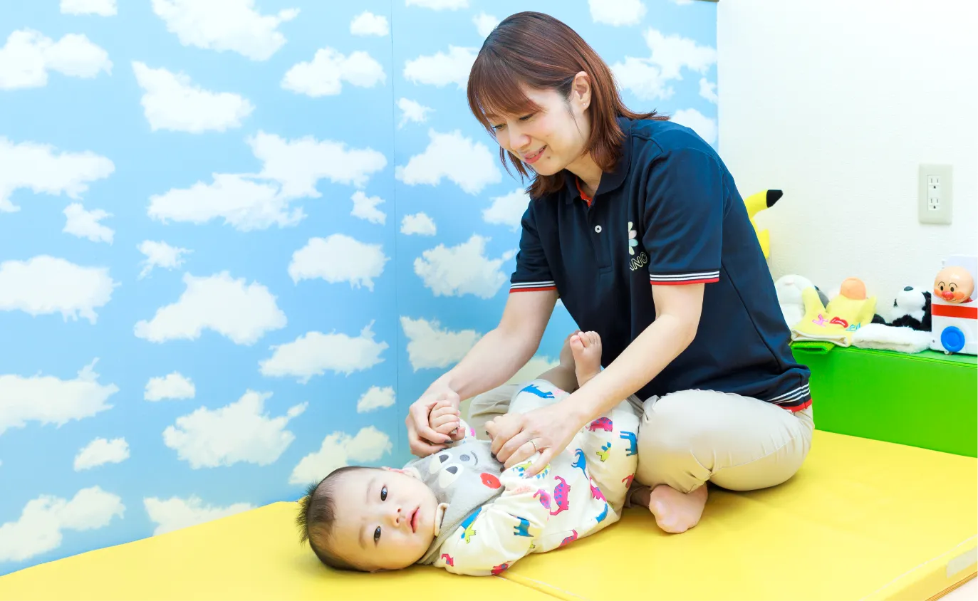 子どもをあやす保育士