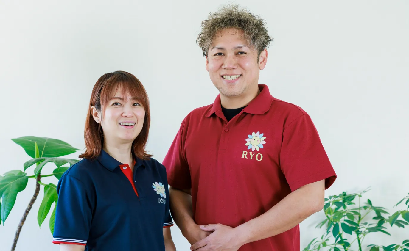 笑顔の先生とスタッフ